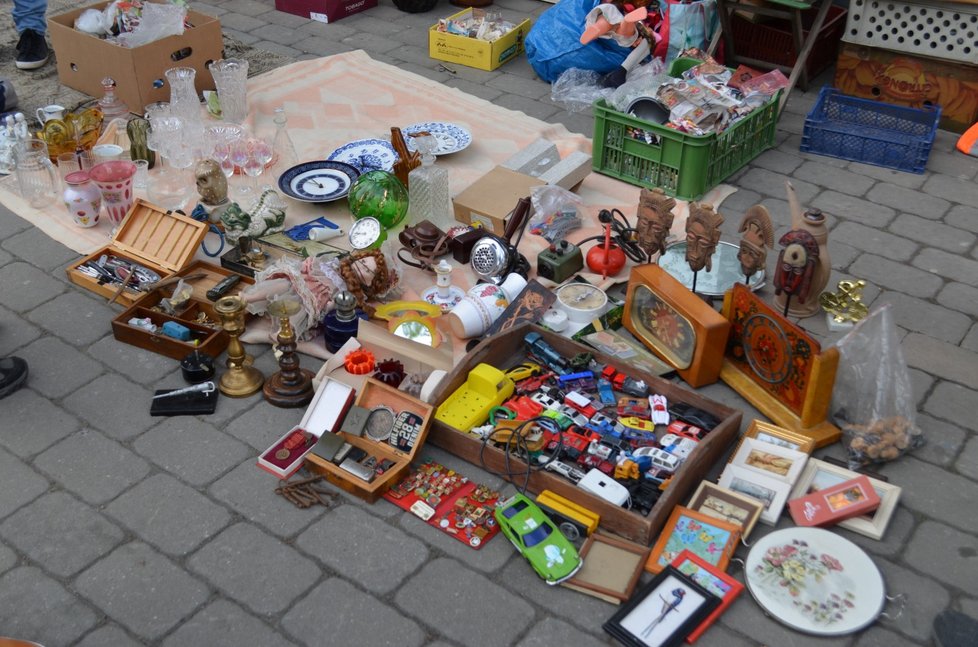 Bleší trhy v Ostravě mají dvacetiletou tradici a zájem o ně neustává. Nakoupit tu můžete takřka cokoliv.