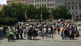 Bleší trh na náměstí Míru přilákal několik stovek zájemců