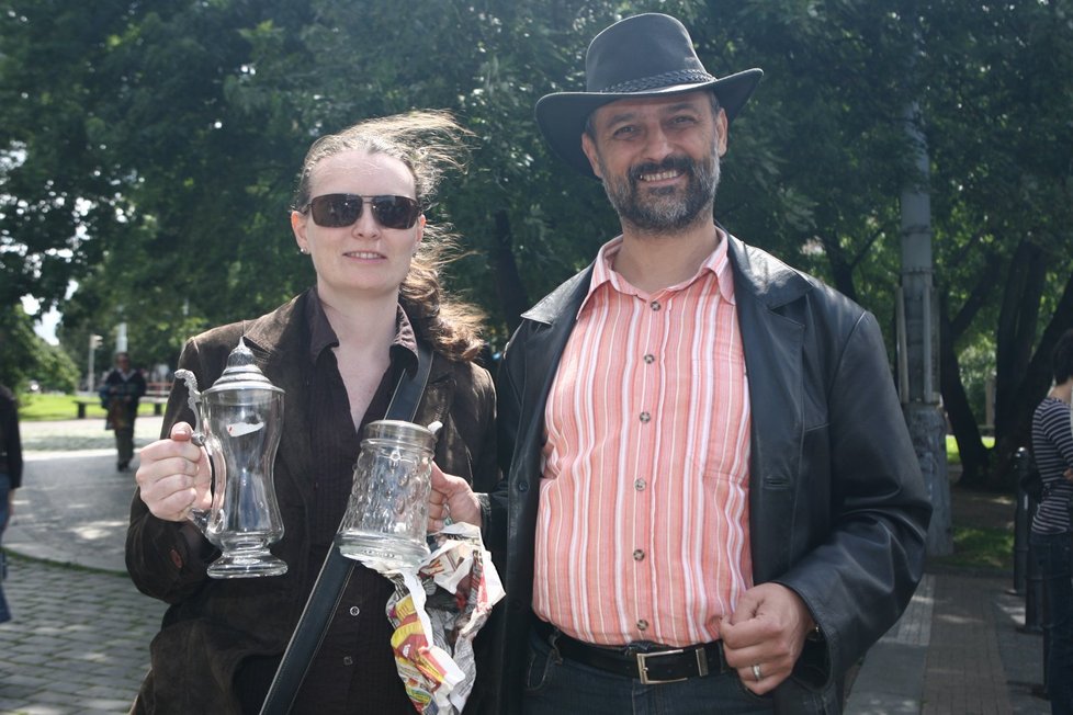 Ctibor a Markéta Polákovi - Koupili jsme si tu korbely na pivo. Původní cena toho prvního byla 400 korun, ale sjednal jsem to na 300. Ten druhý stál původně 500 korun, ale také jsem to usmlouval o stovku levněji.