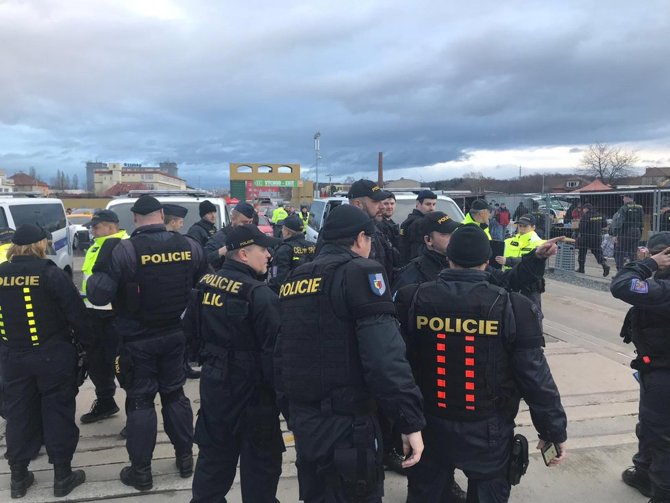 Celníci s policisty si posvítili na Bleší trhy u Elektry (2018).