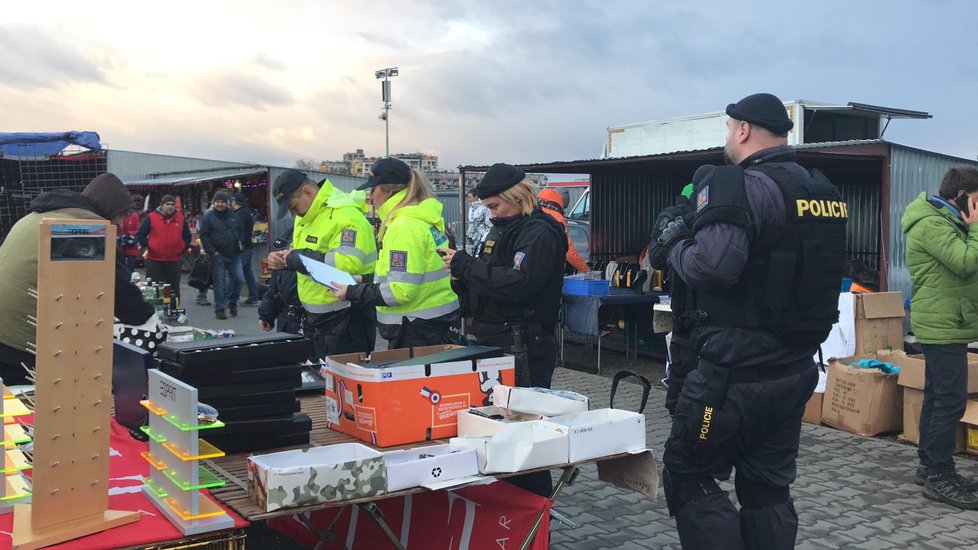 Celníci s policisty si posvítili na Bleší trhy u Elektry. (2018)