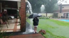 Do dvanáctiletého chlapce s deštníkem udeřil blesk.