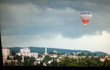 Drama v balonu Dramatický let balonem si v neděli prožila pětice pasažérů s pilotem nad Jihlavou. Nakonec se pilotovi podařilo dostat balon pod kontrolu a bezpečně přistát.