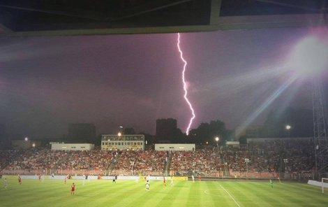 PORANĚNÍ FANOUŠCI Bouře zasáhla i do fotbalového zápasu Brno – Sparta. Nápor vichru nevydržel vzrostlý topol, který spadl mezi fanoušky a zranil dva chlapce, muže a ženu.