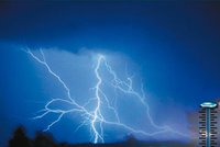 Meteorologové varují: V úterý se přiženou ještě silnější bouřky!