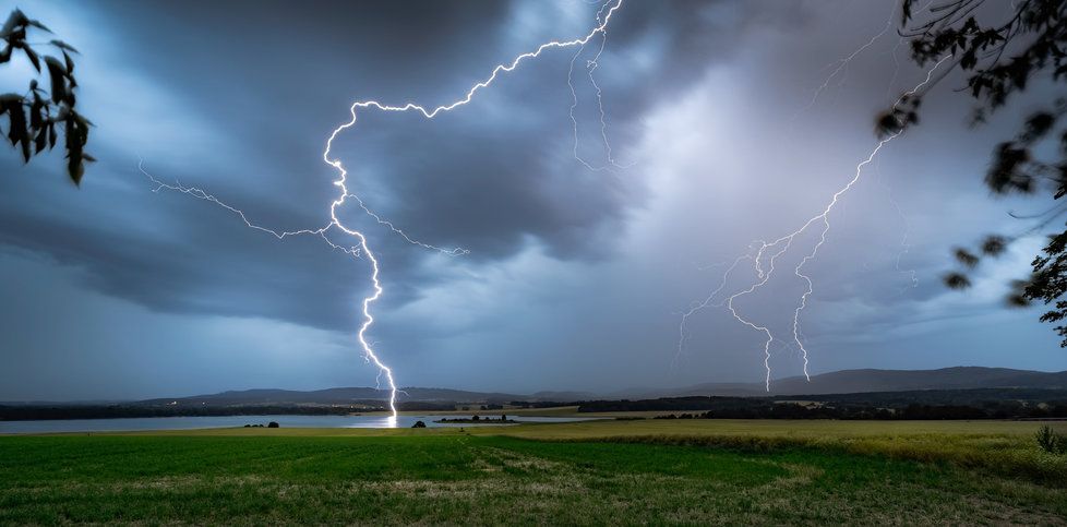 Úder blesku do rybníku Dehtář v jižních Čechách