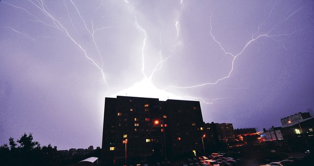Blesky a bouřky zatím nejsou dostatečně probádané. Odborníci však vědí, že napětí blesku je až 100 milionů voltů.