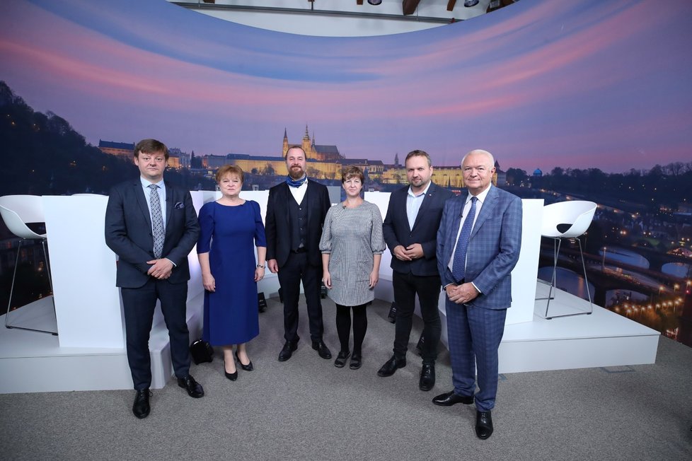 Debata Blesku o spotřebě domácností a zemědělství: Zleva Radek Holomčík (Piráti), Jana Krutáková (STAN), Ondřej Veselý (ČSSD), Marie Pěnčíková (KSČM), Marian Jurečka (KDU-ČSL) a Jaroslav Faltýnek (ANO)