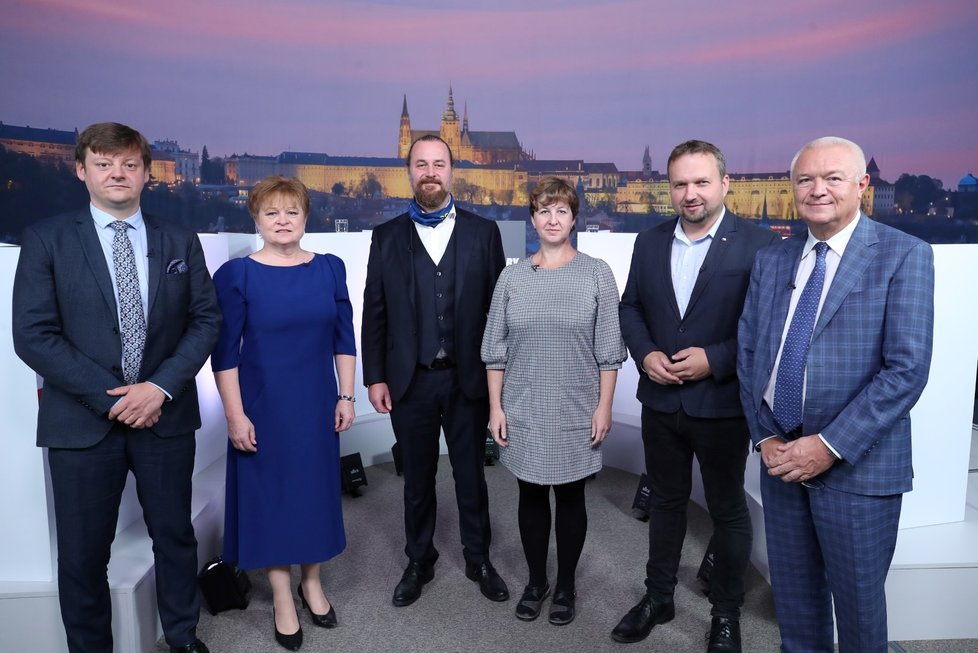 Debata Blesku o spotřebě domácností a zemědělství: Zleva Radek Holomčík (Piráti), Jana Krutáková (STAN), Ondřej Veselý (ČSSD), Marie Pěnčíková (KSČM), Marian Jurečka (KDU-ČSL) a Jaroslav Faltýnek (ANO)