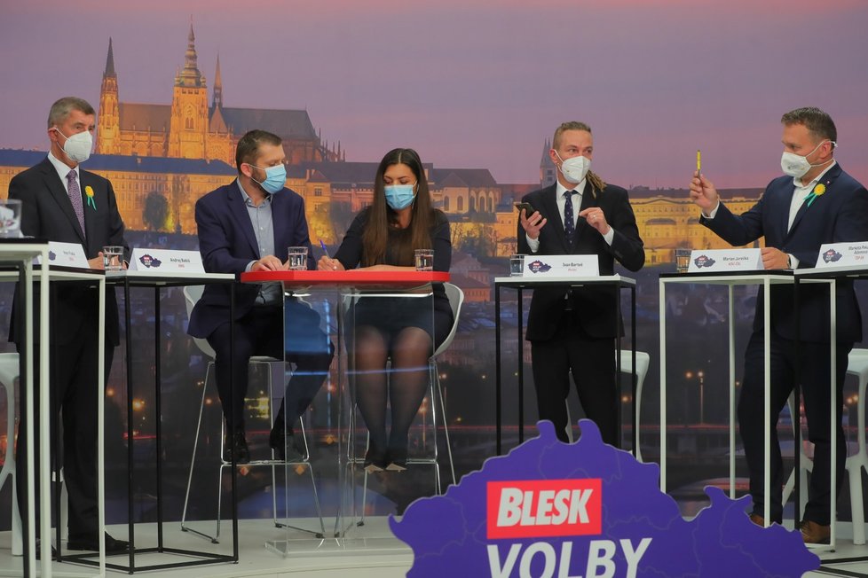 Superdebata Blesku (30. 9. 2020): Zleva Andrej Babiš (ANO), moderátoři Jaroslav Šimáček a Vera Renovica, Ivan Bartoš (Piráti) a Marian Jurečka (KDU-ČSL)