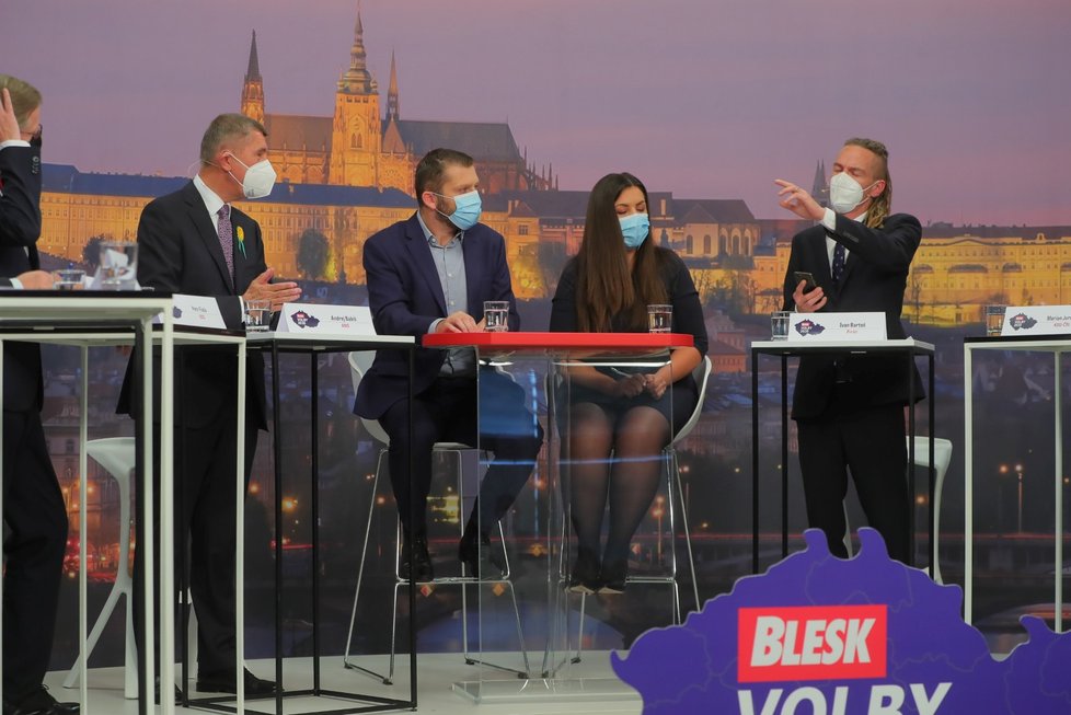 Superdebata Blesku (30. 9. 2020): Zleva Andrej Babiš (ANO), moderátoři Jaroslav Šimáček a Vera Renovica a Ivan Bartoš (Piráti)