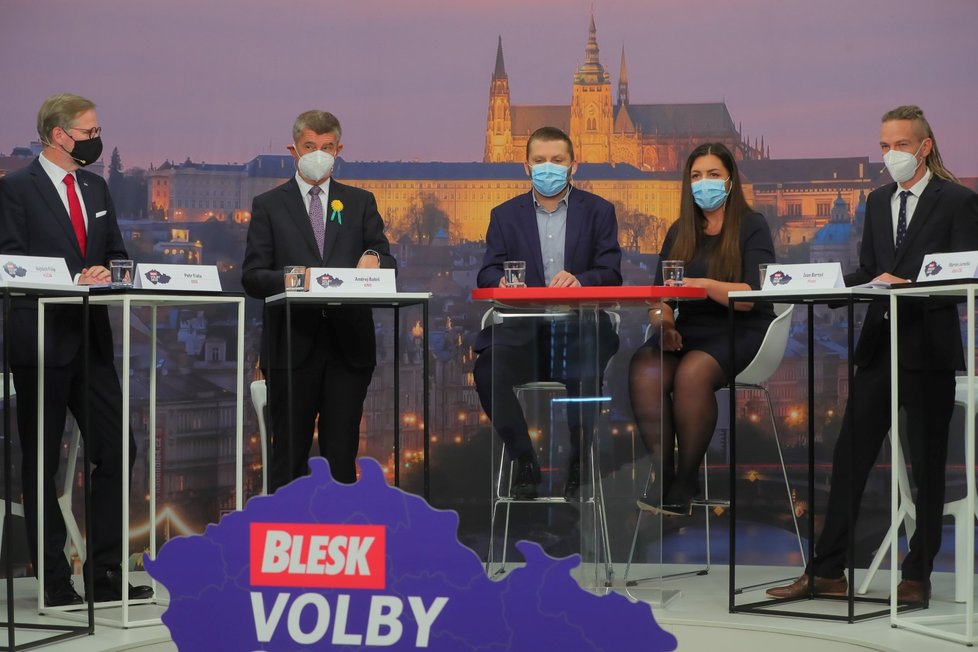 Superdebata Blesku (30. 9. 2020): Zleva Petr Fiala (ODS), Andrej Babiš (ANO), moderátoři Jaroslav Šimáček a Vera Renovica a Ivan Bartoš (Piráti)