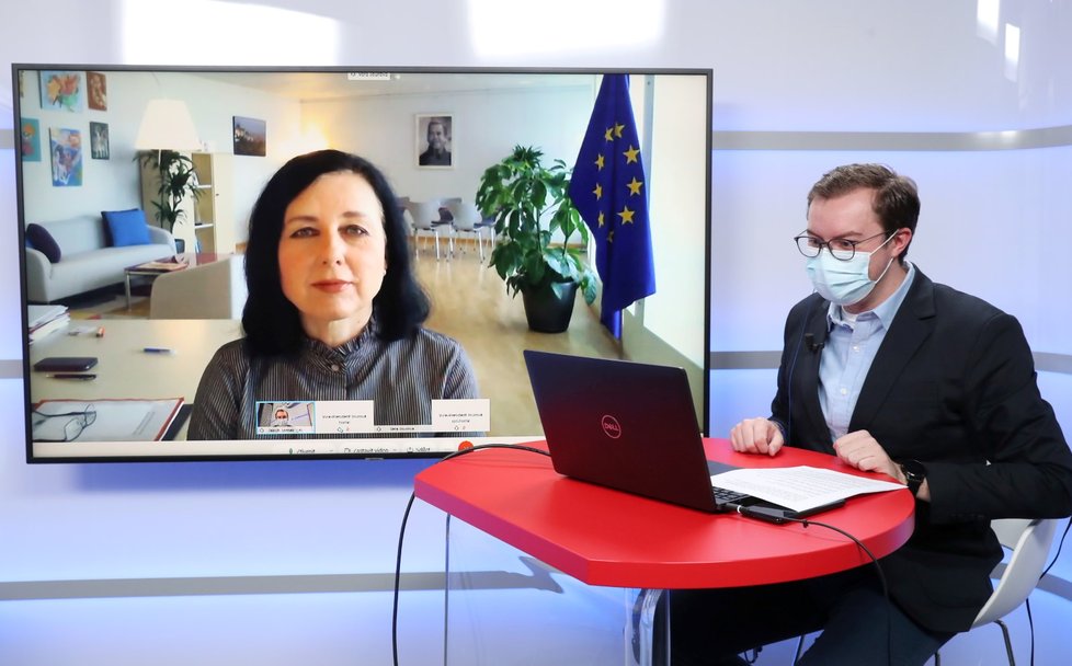 Eurokomisařka Věra Jourová (ANO) v rozhovoru s redaktorem Blesku Jakubem Tomkem (22. 2. 2021)