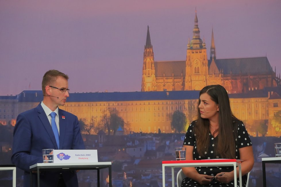 Krajská debata Blesk Zpráv o bydlení (22. 9. 2020): Zleva Radim Holiš (ANO) a moderátorka pořadu Vera Renovica