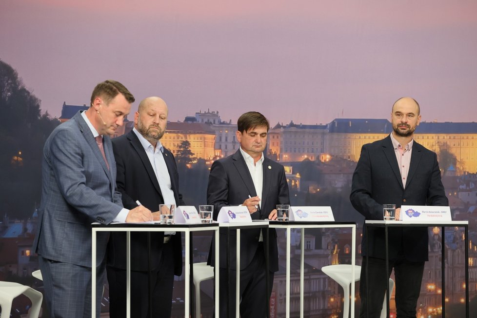 Krajská debata Blesku o dopravě: Zleva Martin Půta (STAN), Jaroslav Komínek (KSČM), Martin Červíček (ODS) a Martin Kolovratník (ANO)