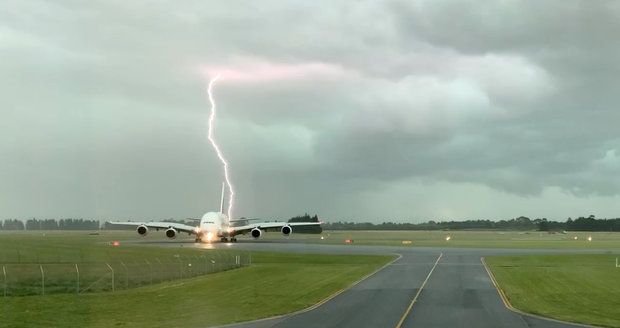 Airbus A380 zasáhl blesk. Dramatický moment zachytil pilot mimo službu