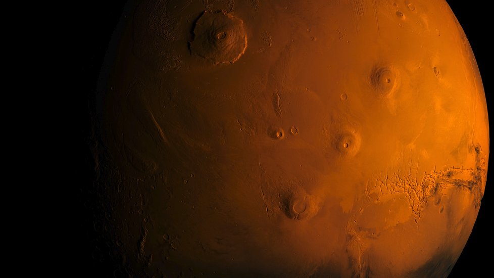 Před stovkami milionů let mohly být na Marsu v podzemí velké kolonie živých mikroorganismů.