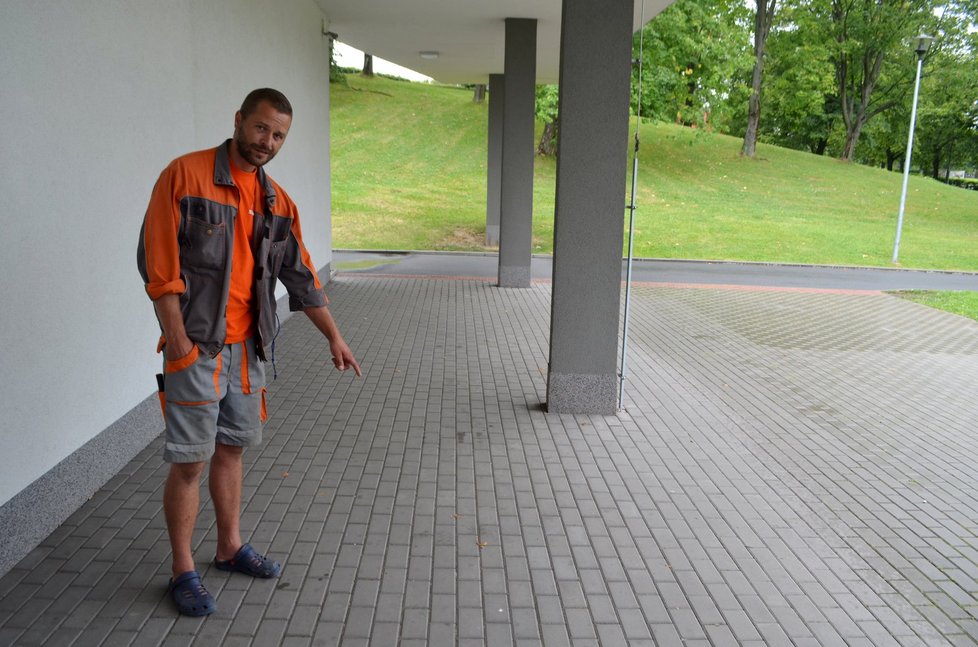 Strojník sportovního areálu Pavel Bogacz (37) pomáhal na tomto místě s resuscitací Tomáše. Ruce mu poté šly cítit spáleninou.