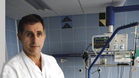 Primář Vladimír Bartl předvedl elektricky ovládané polohovací lůžko pro malé pacienty