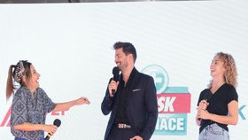 Natálie Otáhalová a Robert Urban se ujali role patronů chomutovské Blesk Ordinace s grácií. Stovky fanoušků si odnášely společnou fotografii usměvavých hvězd Novy.