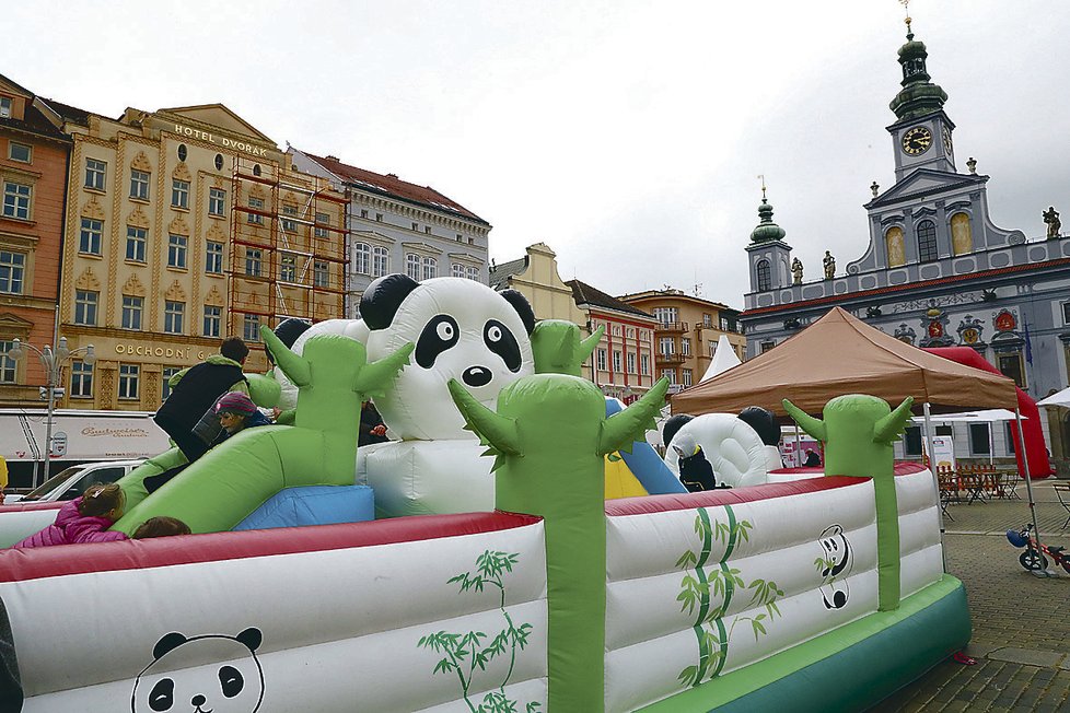 Ani v Hradci Králové nebude chybět zábava pro nejmenší v dětské zóně Nedělníčku Blesku i odpočinková Blesk zóna.