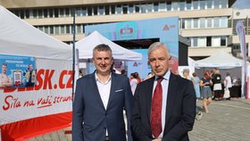 Ředitel Nemocnice Most Pavel Markalous s generálním  ředitelem Krajské zdravotní, a. s. Petrem Malým