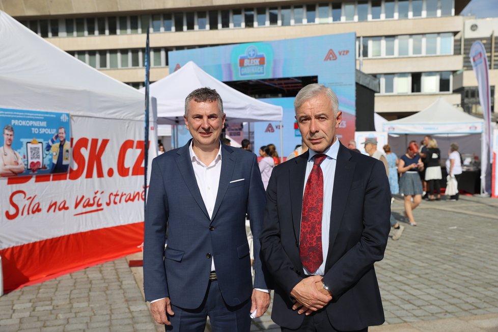Ředitel Nemocnice Most Pavel Markalous s generálním  ředitelem Krajsáké zdravotní, a. s., Petrem Malým