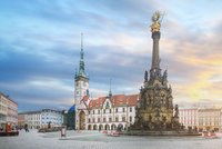 Mladík vyšplhal na olomoucký sloup Nejsvětější Trojice, z 18 metrů ho museli sundat hasiči