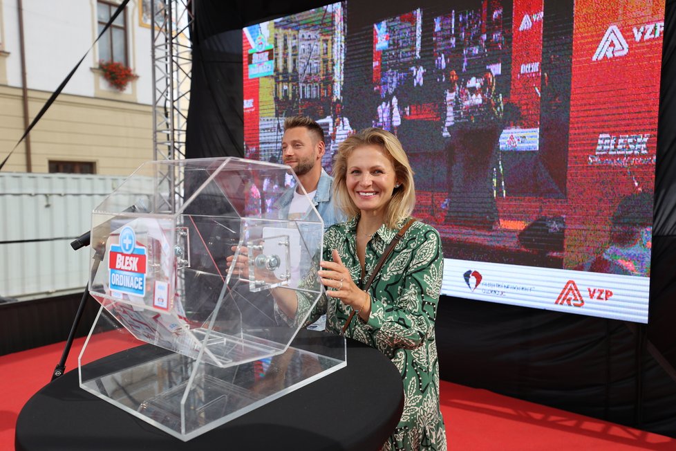 Tombolu losovali herci z ordinace v růžové zahradě 2 Michaela Badinková a  Jiří Böhm.