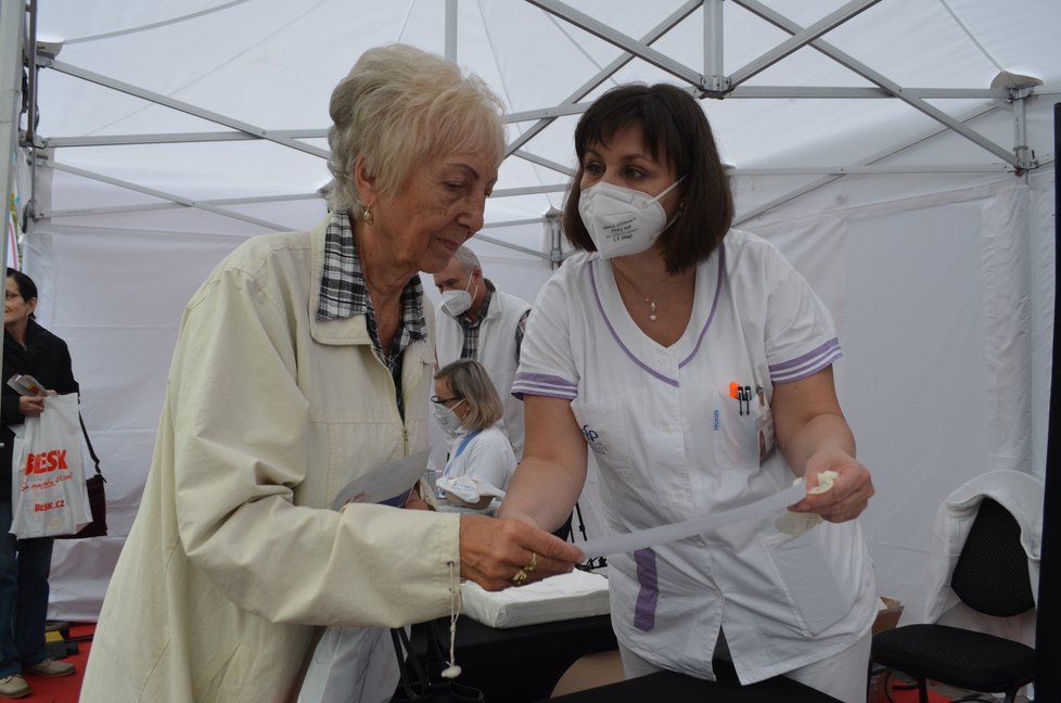 Ruku v ruce si nechaly vyšetřit plíce babička Věra Poláchová (79) i s vnučkou Michaelou Ptáčkovou (21). „Máte plíce, jak zvon,“ vyslechla seniorka od specialistů z ostravské Fakultní nemocnice.