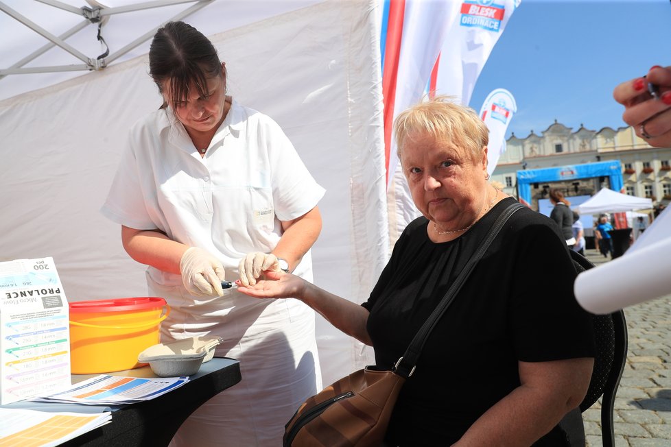 Hladinu cukru si přišla nechat změřit diabetička Ivana Hloupá.