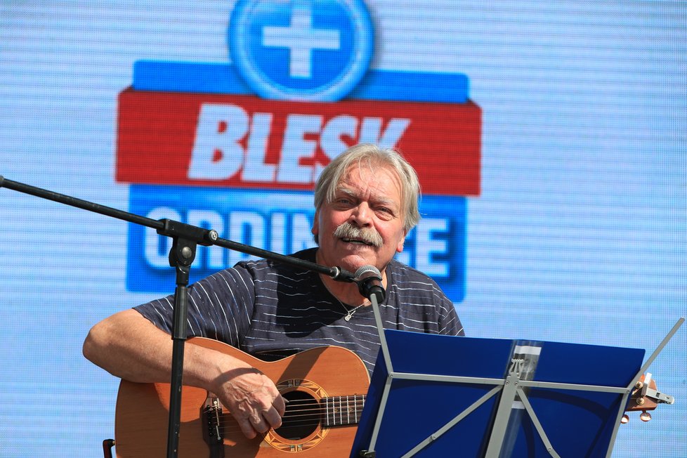Návštěvníkům zahrál a zazpíval Miroslav Paleček.