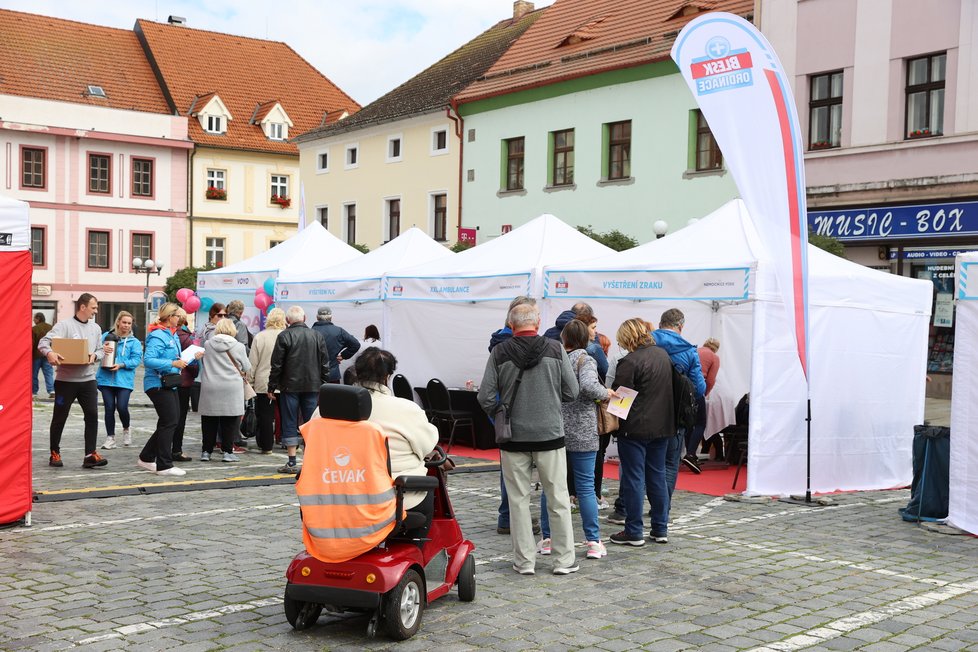 Na Velkém náměstí v Písku otevřela své stánky Blesk Ordinace. Zájem je obrovský.