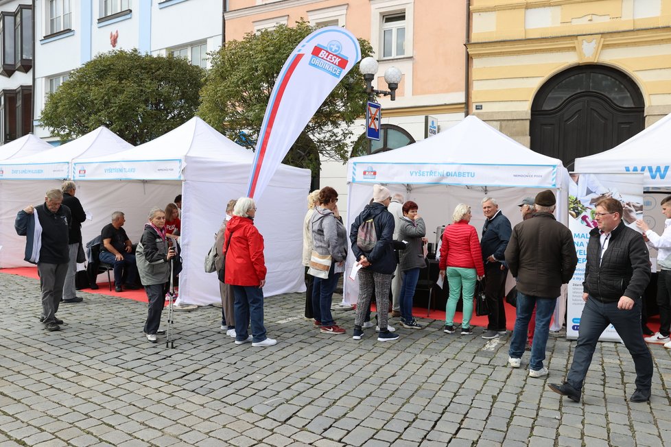 Na Velkém náměstí v Písku otevřela své stánky Blesk Ordinace. Zájem je obrovský.