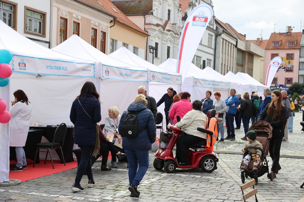 Na Velkém náměstí v Písku otevřela své stánky Blesk Ordinace. Zájem je obrovský.