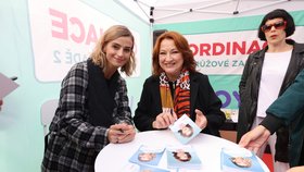 Hvězdy Ordinace v růžové zahradě 2 Zlata Adamovská a Ivana Jirešová byly v obležení fanoušků.