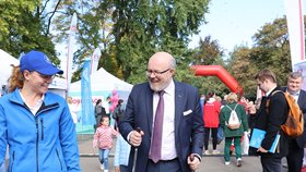 Ministr Válek vyzkoušel chůzi se sportovními hůlkami.