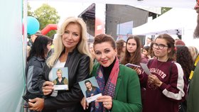 Herečky Dana Morávková a Kateřina Brožová ochotně pózovaly a podepisovaly se fanouškům.
