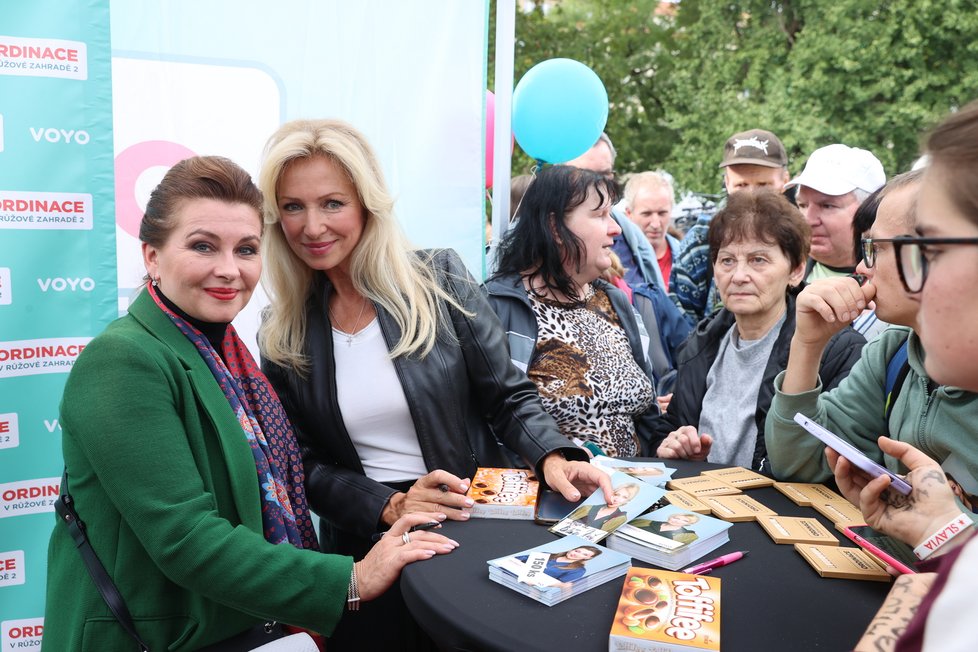 Herečky Dana Morávková a Kateřina Brožová ochotně pózovaly a podepisovaly se fanouškům.