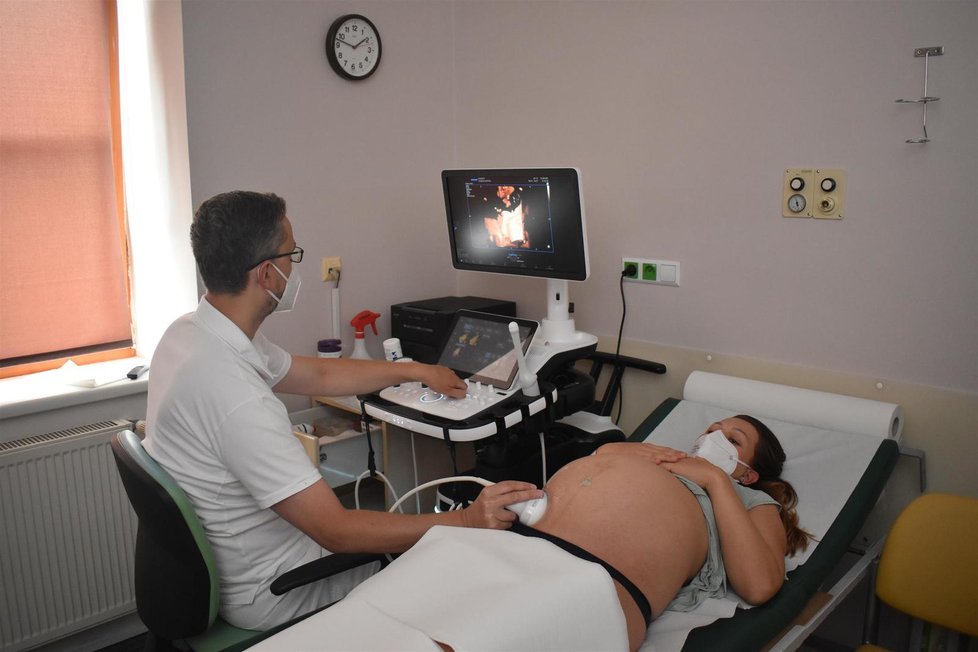 Lékař nejdřív provede zcela běžný ultrazvuk těhotné maminky.