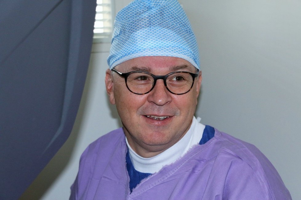 Přednosta Kliniky urologie a robotické chirurgie Jan Schraml provedl v ústecké nemocnici vůbec první robotickou operaci.