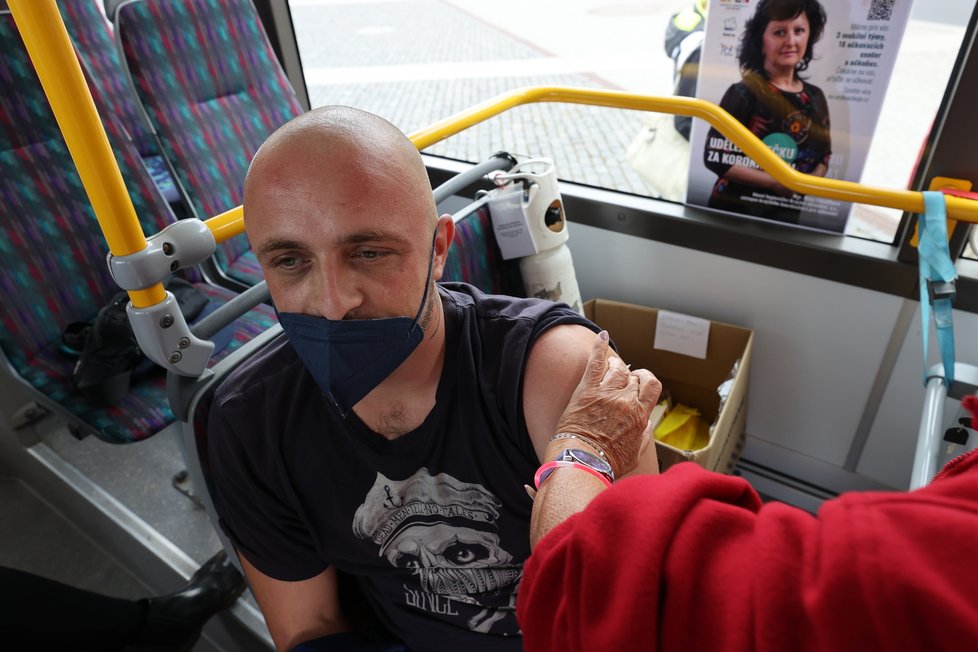 Pan Kašinský si o očkovacím autobusu přečetl v Blesku.