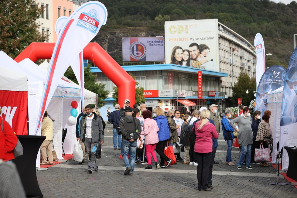 Mírové náměstí v Ústí nad Labem se ve středu proměnilo v jednu velkou ordinaci.