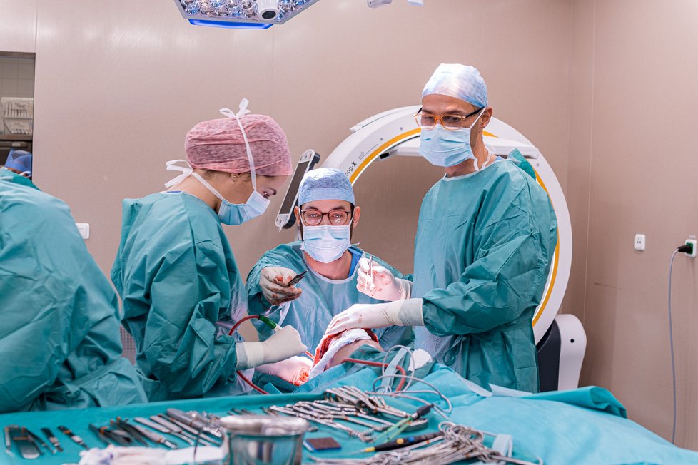 Chirurgové z oddělení ústní, čelistní a obličejové chirurgie využili jako první v České republice technologii hybridního operačního sálu.