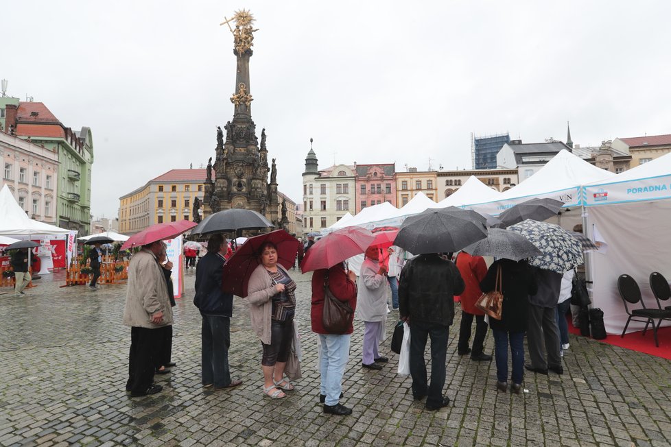 Ani déšť neodradil Olomoučany od návštěvy Blesk Ordinace, kterou na Horním náměstí uspořádal ve spolupráci s olomouckou vojenskou nemocnicí.