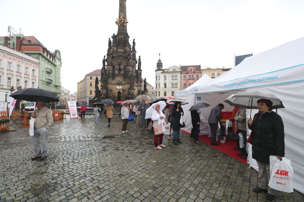 Ani déšť neodradil Olomoučany od návštěvy Blesk Ordinace, kterou na Horním náměstí uspořádal ve spolupráci s olomouckou vojenskou nemocnicí.