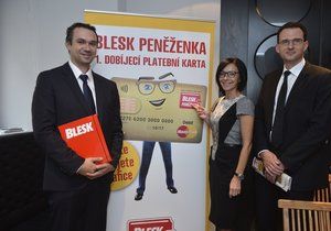 Generální ředitelka Czech News Center Libuše Šmuclerová, šéfredaktor Blesku Radek Lain (vlevo) a ředitel výroby distribuce Libor Berka slavnostně představili Blesk peněženku