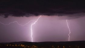 Nabíjení mobilu při bouřce skončilo pro mladou dívku smrtí