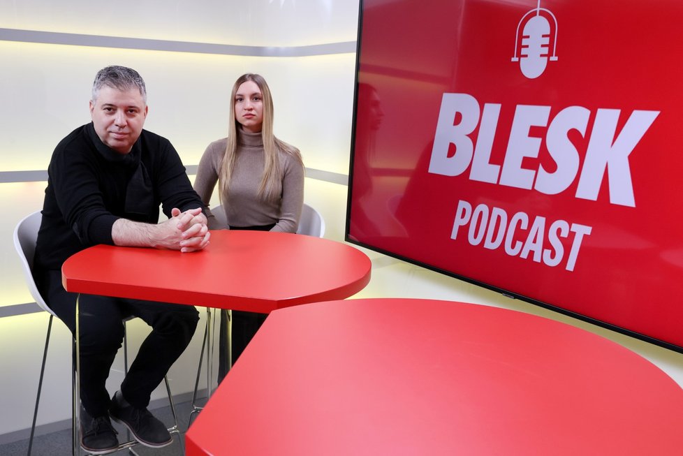 Hosty pořadu Blesk Podcast byla Anna Zajtsevová a režisér Jevgenyj Afinejevskyj.