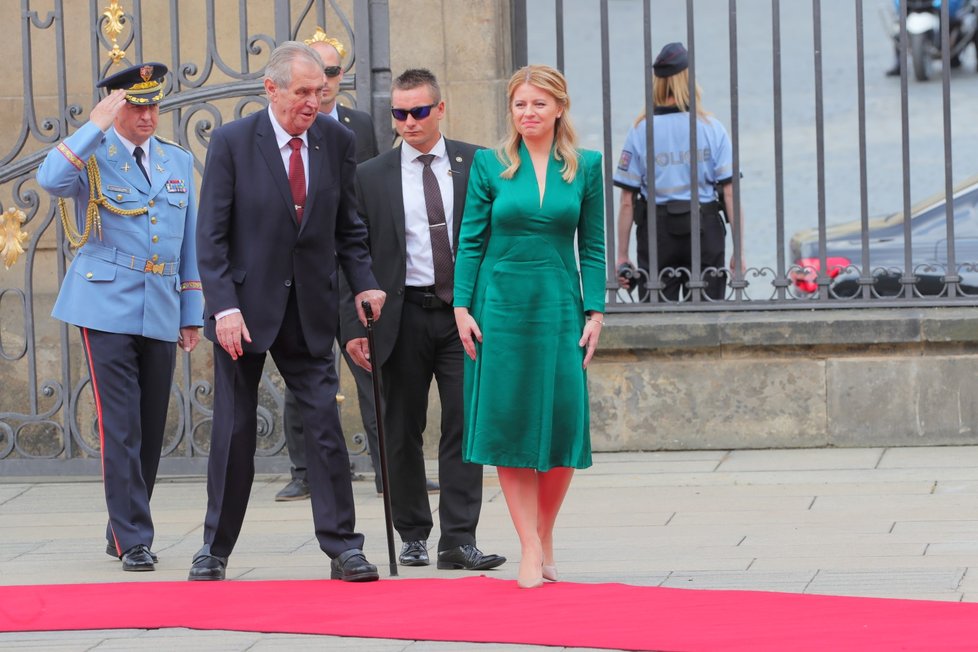 Slovenská prezidentka Čaputová po svém jmenování navštívila jako první zahraniční zemi Česko. Přijela v šatech od Borise Hanečka.